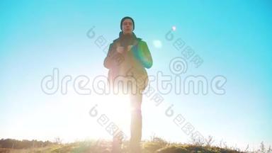 剪影少年徒步旅行者。 稳定运动视频阳光日落人侧视走向